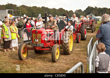 Oldtimer-Traktor auf dem Display an der Alresford Show 2011, Hampshire, England. Stockfoto