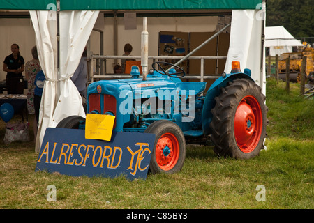 Oldtimer-Traktor auf dem Display an der Alresford Show 2011, Hampshire, England. Stockfoto