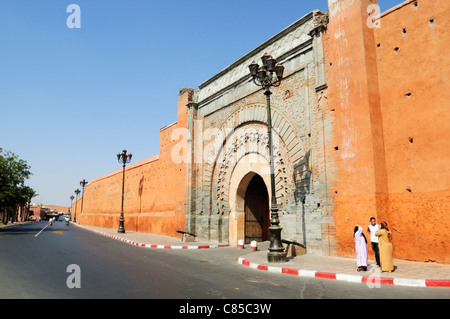 Bab Agnaou und Stadtmauern, Marrakesch, Marokko Stockfoto