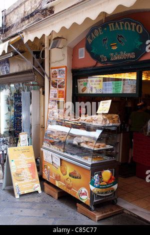 GRIECHISCHEN BÄCKEREI UND SNACK-BAR IN DER ALTSTADT VON CORFU. CORFU. Stockfoto