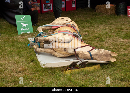 Pferd-Prüfpuppe verwendet durch die Rettungsdienste auf dem Display auf der Messe Alresford, Hampshire, England. Stockfoto