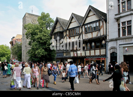 Käufer übergeben von Altbauten Holz gerahmt in Cornmarket Street, Oxford Stockfoto