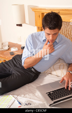 Mann mit Laptop im Hotelzimmer, Reef Playacar Resort und Spa, Playa del Carmen, Mexiko Stockfoto