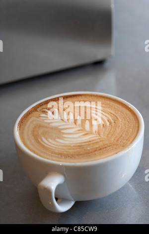 Latte mit Designs in Schaum Stockfoto