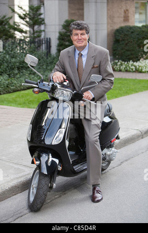 Geschäftsmann auf Roller, Montreal, Quebec, Kanada Stockfoto