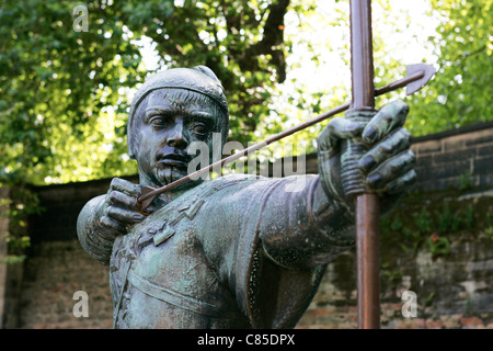 die Robin-Hood-Statue in den ehemaligen Burggraben des Nottingham Castle in Nottingham Nottinghamshire england Stockfoto