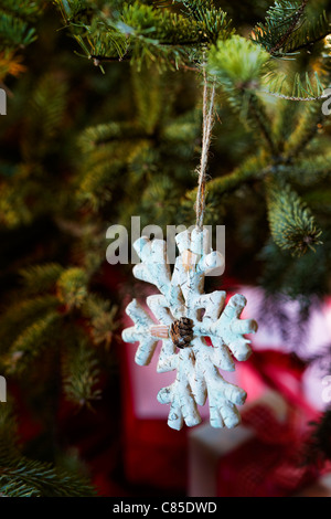 Schneeflocke Ornament am Weihnachtsbaum Stockfoto