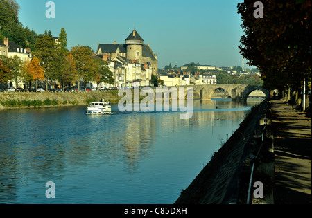 Burg von Laval Stadt Mayenne (Pays De La Loire, Frankreich). Der Fluss: "la Mayenne" und die alte mittelalterliche Brücke "le Vieux-Pont" Stockfoto