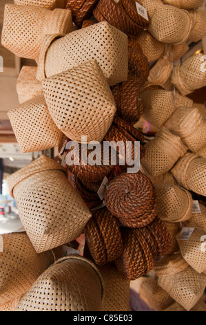 Rattan-Handwerk in einem Langhaus der Iban in Sarawak, Borneo, Malaysia Stockfoto