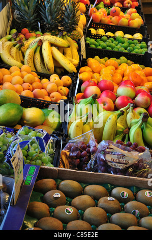 Eine Darstellung der verschiedenen Früchte auf einem Marktstand einschließlich Bananen und Trauben Stockfoto