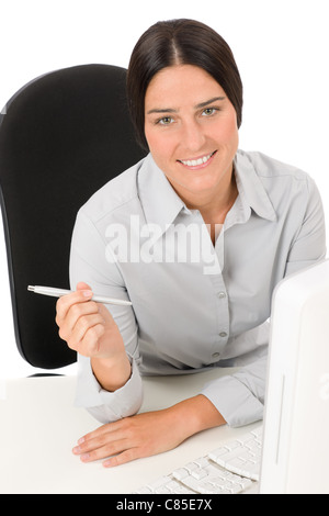 Erfolgreiche Geschäftsfrau im Büro sitzen Tisch lächelnd halten Sie Stift Stockfoto