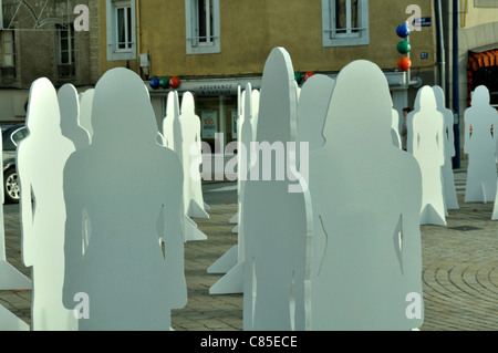 Mayenne Stadt, Installation auf Innenstadt von abstrakten Frauenfiguren, um Gewalt gegen Frauen aufmerksam. Stockfoto