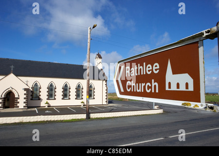 Wegweiser für Rathlee Kirche direkt gegenüber Website im County Sligo Republik von Irland Stockfoto