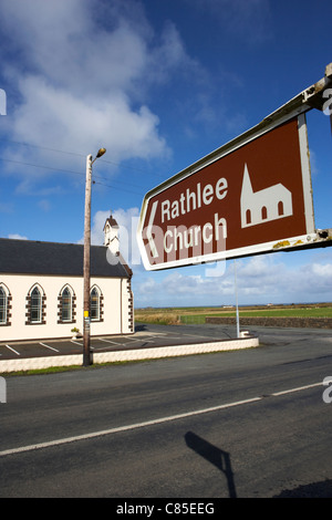 Wegweiser für Rathlee Kirche direkt gegenüber Website im County Sligo Republik von Irland Stockfoto
