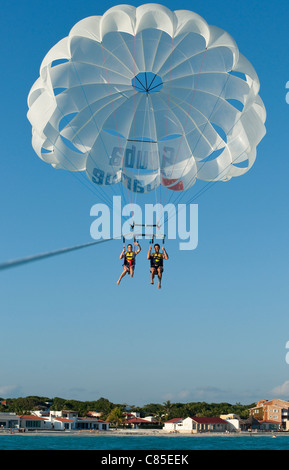 Paar, Paragliding, Reef Playacar Resort und Spa Hotel, Playa del Carmen, Quintana Roo, Halbinsel Yucatan, Mexiko Stockfoto