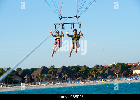 Paar, Paragliding, Reef Playacar Resort und Spa Hotel, Playa del Carmen, Quintana Roo, Halbinsel Yucatan, Mexiko Stockfoto