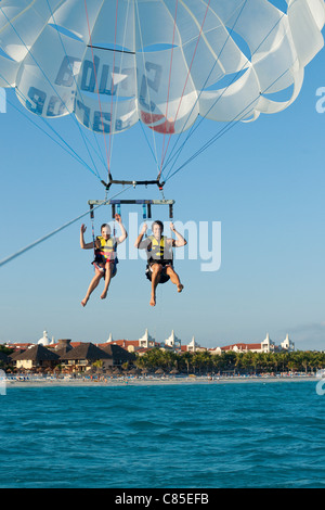Paar, Paragliding, Reef Playacar Resort und Spa Hotel, Playa del Carmen, Quintana Roo, Halbinsel Yucatan, Mexiko Stockfoto