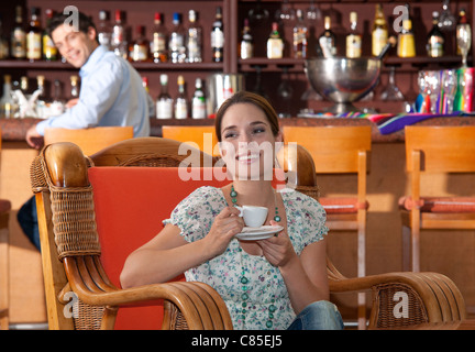 Frau trinkt Espresso, Reef Playacar Resort und Spa Hotel, Playa del Carmen, Quintana Roo, Halbinsel Yucatan, Mexiko Stockfoto