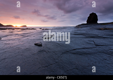 Sonnenuntergang, schwarz Nab, Meer-Stack gegen Bay, Whitby, North Yorkshire Stockfoto