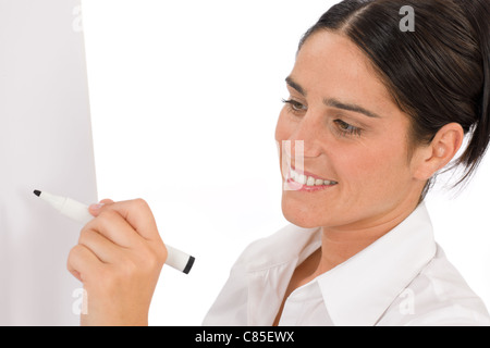 Glücklich Geschäftsfrau schreiben an leere Flip-Chart auf weiß Stockfoto