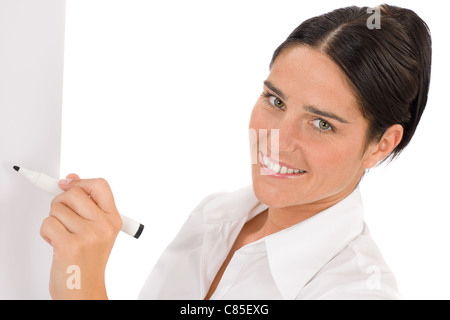 Glücklich Geschäftsfrau schreiben an leere Flip-Chart auf weiß Stockfoto