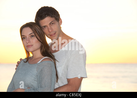 Porträt des Paares im Sonnenuntergang, Reef Playacar Resort &amp; Spa, Playa del Carmen, Mexiko Stockfoto