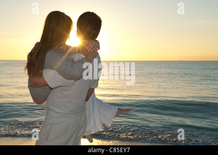 Paar am Strand im Sonnenuntergang, Reef Playacar Resort &amp; Spa, Playa del Carmen, Mexiko Stockfoto