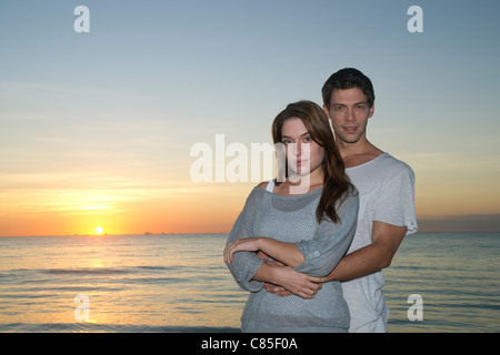 Porträt des Paares im Sonnenuntergang, Reef Playacar Resort &amp; Spa, Playa del Carmen, Mexiko Stockfoto