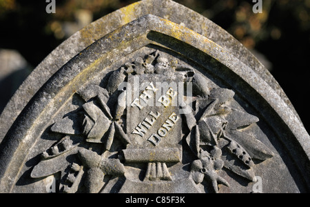 "THY WILL BE getan", Detail der Grabstein. Kendal Cemetary, Parkside Road, Kendal, Cumbria, England, Vereinigtes Königreich, Europa. Stockfoto