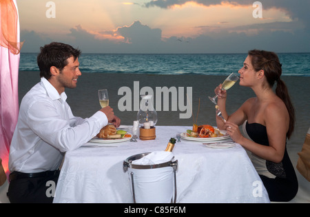 Paar Restaurants und Bars am Strand, Reef Playacar Resort und Spa, Playa del Carmen, Mexiko Stockfoto