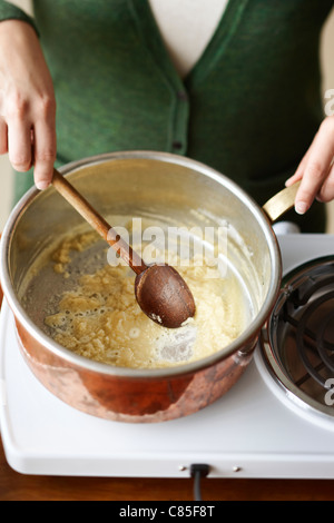 Frau rühren Roux im Topf Stockfoto