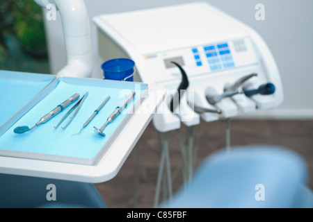 Zahnärztliche Instrumente auf Tablett Stockfoto