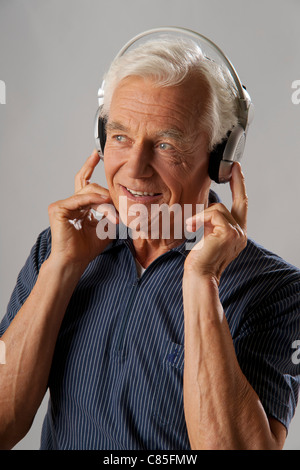 Mann, Musik hören Stockfoto