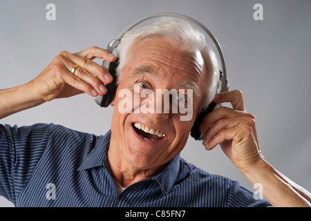 Mann, Musik hören Stockfoto