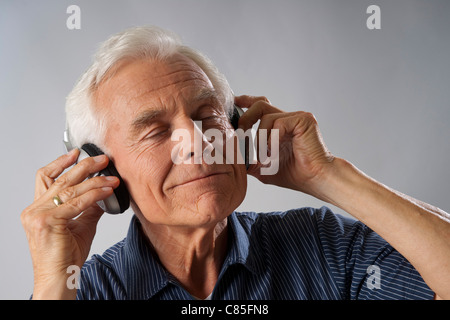 Mann, Musik hören Stockfoto