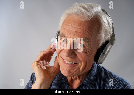 Mann, Musik hören Stockfoto