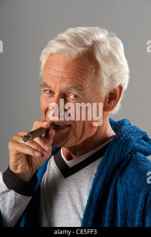 Mann Rauchen Zigarre mit Lippenstift Kuss auf die Wange Stockfoto