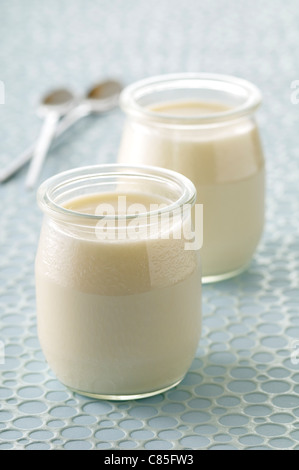 Joghurt in Glasbehältern Stockfoto