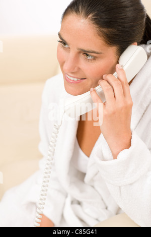 Porträt von attraktiven Mitte Alter Frau sprechen am Telefon Bademantel tragen Stockfoto