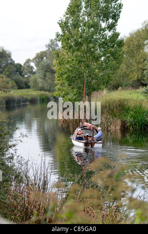 älteres Ehepaar Bootfahren am großen Fluss Ouse bei Fen Drayton Cambridge England Stockfoto