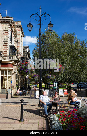 Genießen Sie die Straßencafés in der Innenstadt von Montpelier Viertel von Harrogate Stockfoto