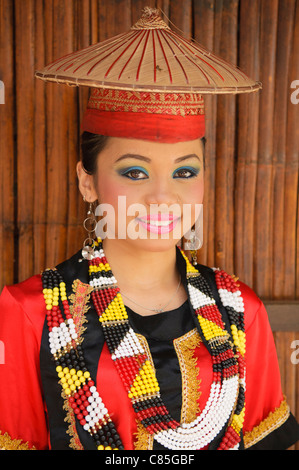 Porträt einer traditionelle Bidayuh Frau in Sarawak, Borneo, Malaysia Stockfoto