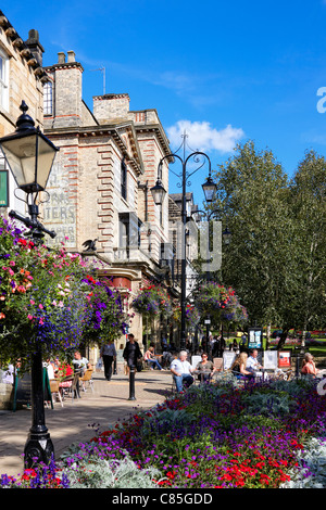 Genießen Sie die Straßencafés in der Innenstadt von Montpelier Viertel von Harrogate Stockfoto