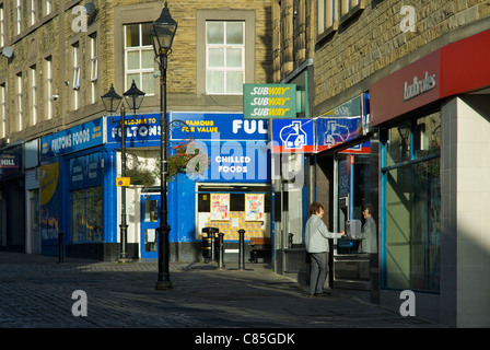 Frau bekommen Geld von "Hole in the Wall", Keighley, West Yorkshire, England UK Stockfoto