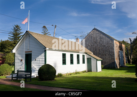 Schulhaus und Scheune, Bend Historical Society Museen, North Fork, Suffolk County, Long Island, New York State Stockfoto