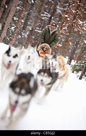 Paar Dog Rodeln, Frisco, Summit County, Colorado, USA Stockfoto