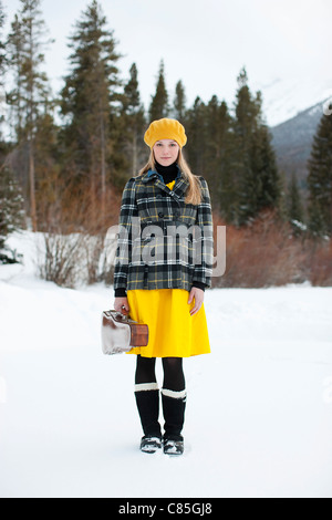 Frau beim Tragen gelber Rock, Frisco, Summit County, Colorado, USA Stockfoto