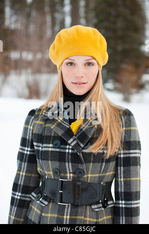 Frau beim tragen gelbe Baskenmütze, Frisco, Summit County, Colorado, USA Stockfoto
