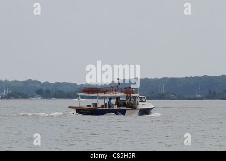 Vier Männer in einem Boot fallen Stockfoto