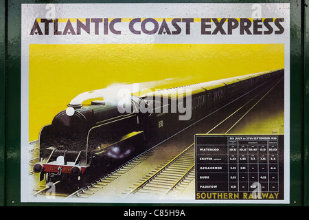 Atlantikküste Expree Plakat am Bahnhof Horsted Keynes Stockfoto